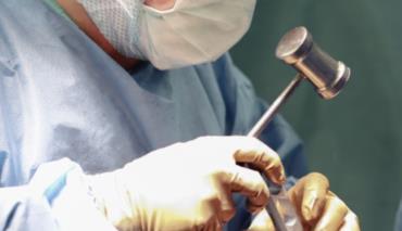 Белорусские специалисты провели операцию по замене части бедра титановым 3D-имплантом